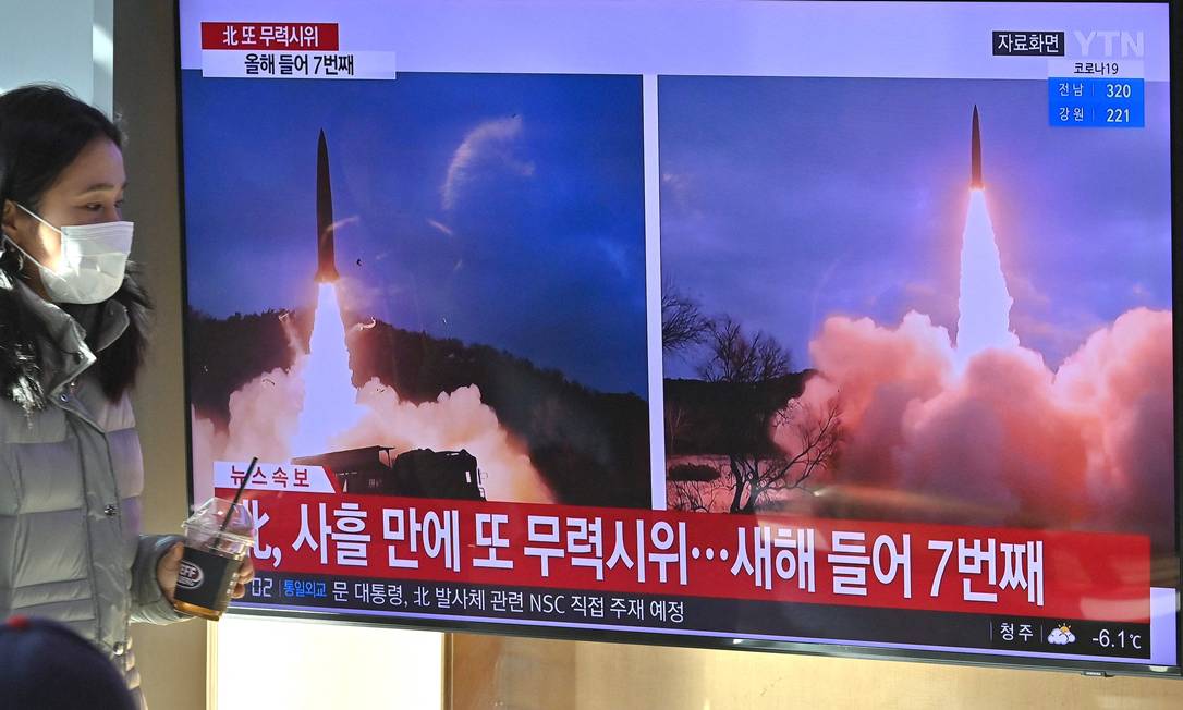 Em Seul, noticiário exibe imagens de arquivo de um teste de míssil norte-coreano Foto: JUNG YEON-JE / AFP/30-01-2022