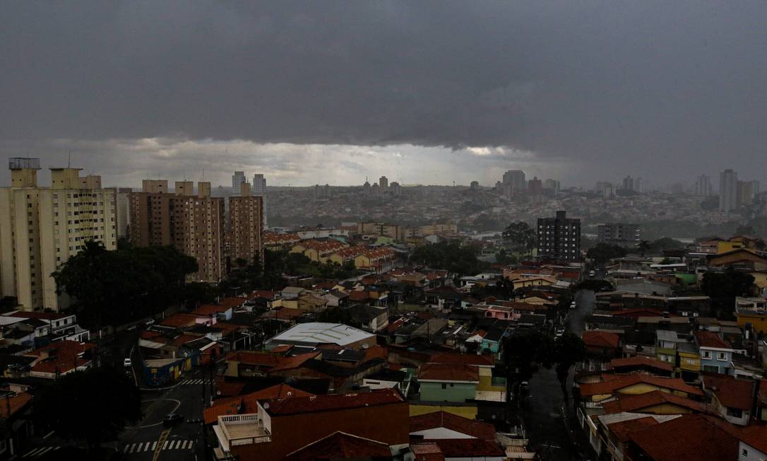 Forte chuva atinge zona leste da capital paulista no início da tarde Foto: Photo Premium / Agência O Globo/04-01-2022