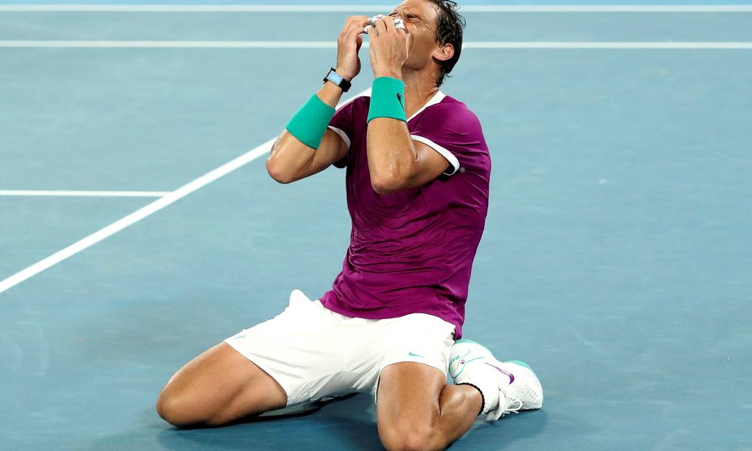 Rafael Nadal festeja a conquista de seu 21º título de Grand Slam na carreira Foto: Martin Keep/AFP