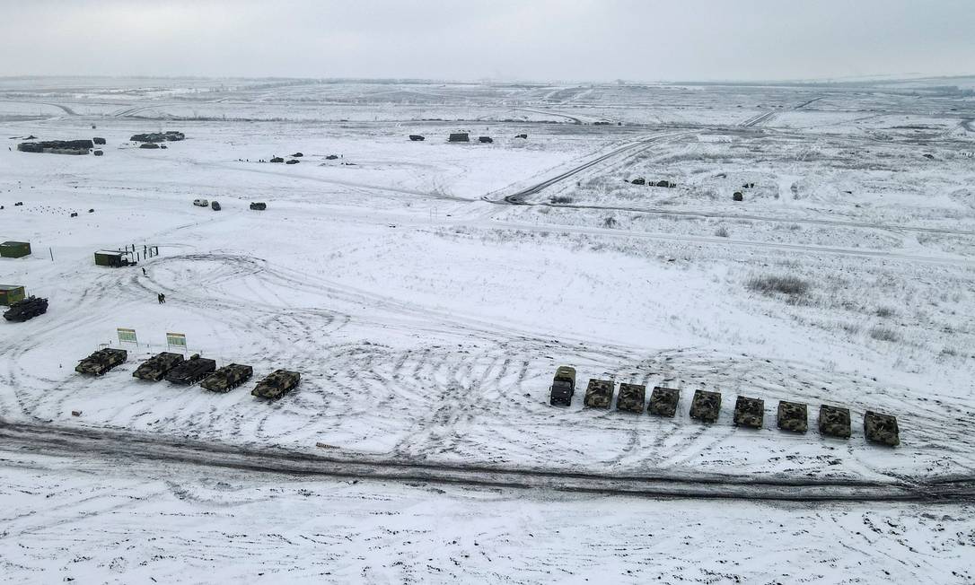 Tanques russos participam de treinamento no campo de Kadamovsky, na região de Rostov Foto: SERGEY PIVOVAROV / REUTERS