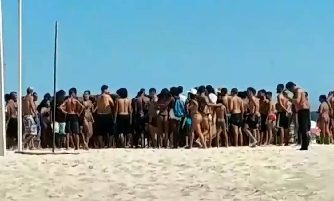 Multidão observa o espancamento de um suspeito no último dia 26 nas areias do Leme Foto: Reprodução / Alerta Zona Sul