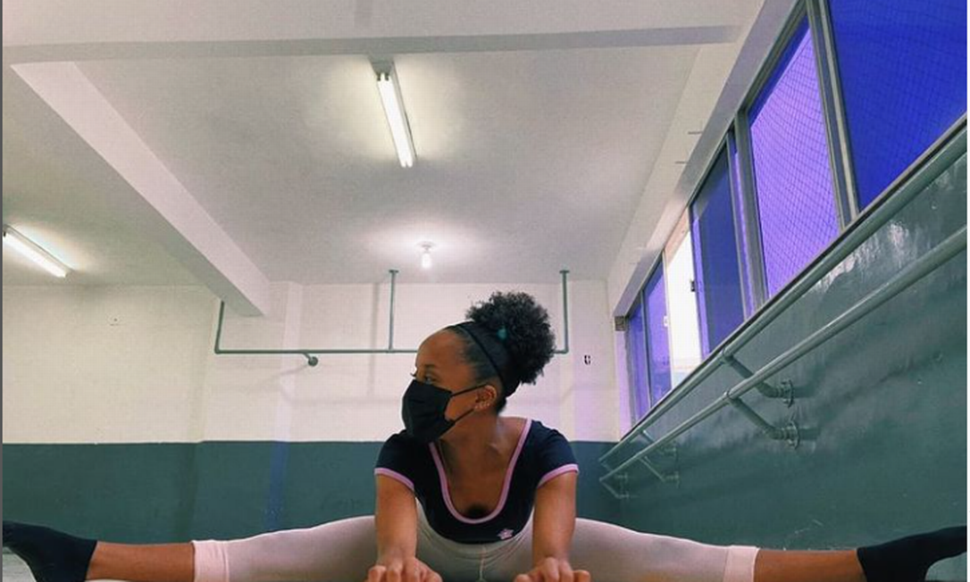 Bailarina carioca Juliana Pires, de 22 anos fez desabafo sobre o cabelo durante as aulas de ballet Foto: Reprodução Instagram