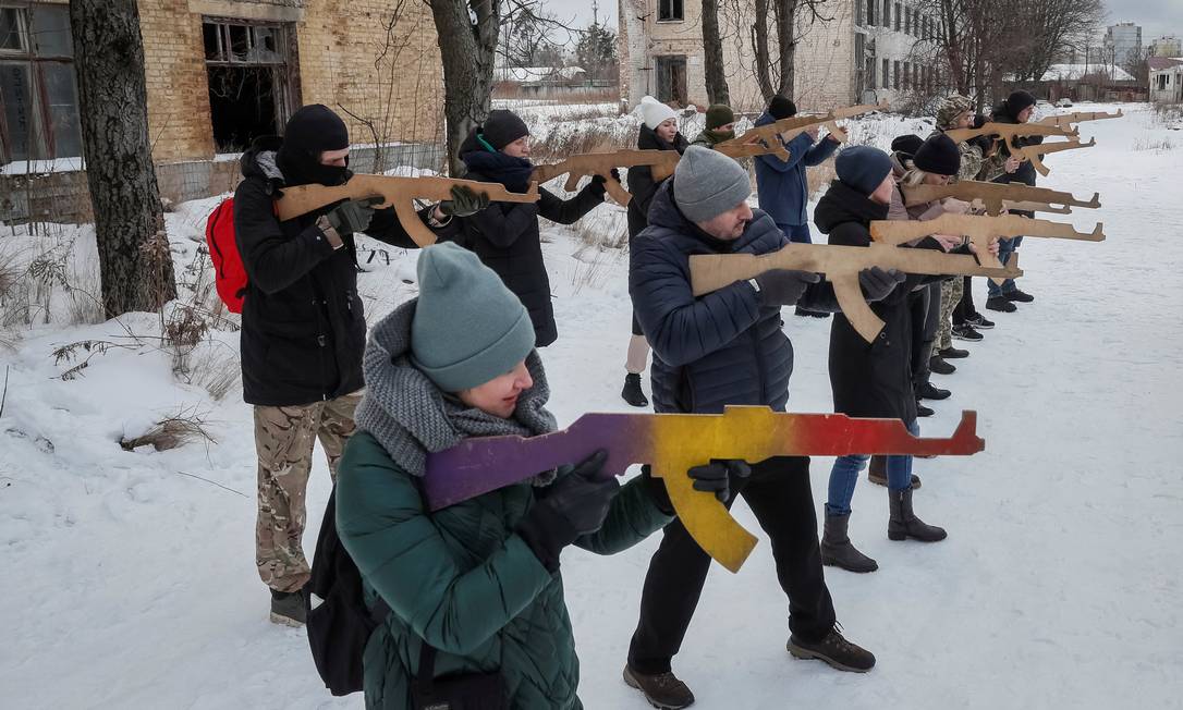 Por medo da ameaça russa, civis participam de treinamento militar Foto: GLEB GARANICH / REUTERS