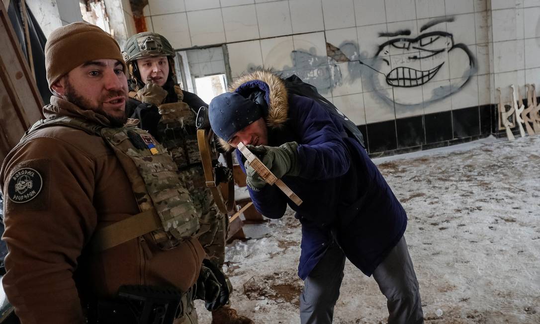 Ucranianos aprendem técnicas de sobrevivência e autodefesa Foto: GLEB GARANICH / REUTERS
