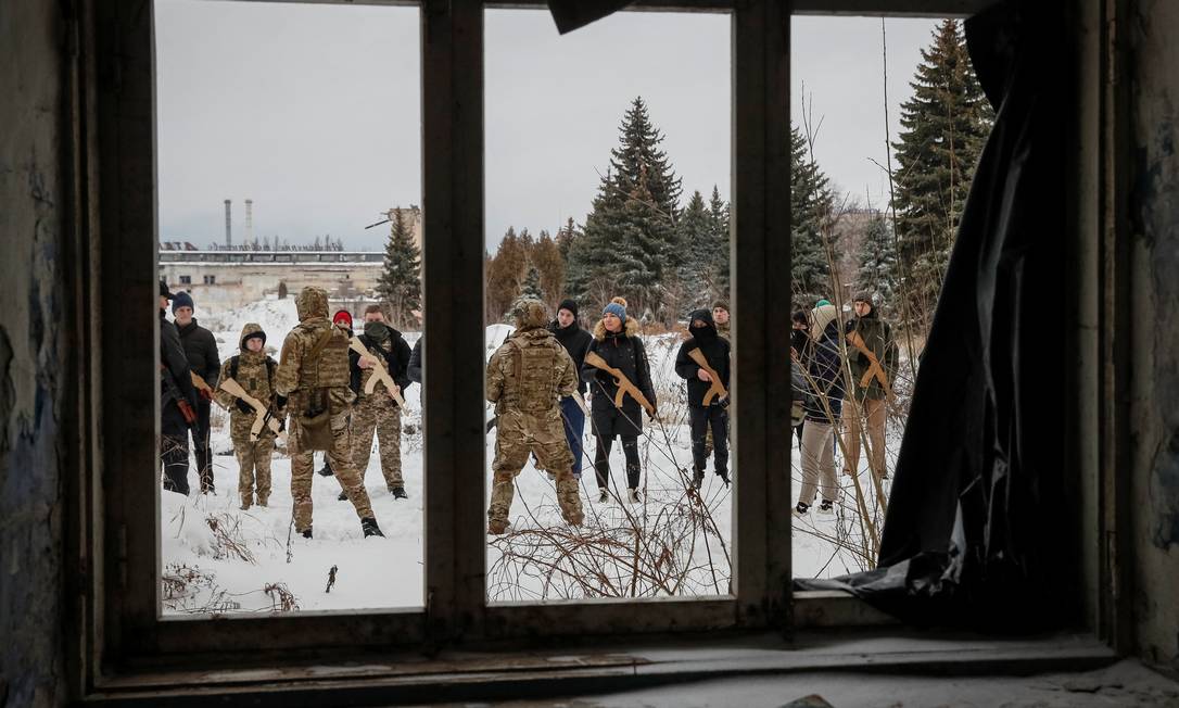 Veteranos do batalhão Azov da Guarda Nacional Ucraniana realizam exercícios militares para civis em meio à ameaça de invasão russa Foto: GLEB GARANICH / REUTERS