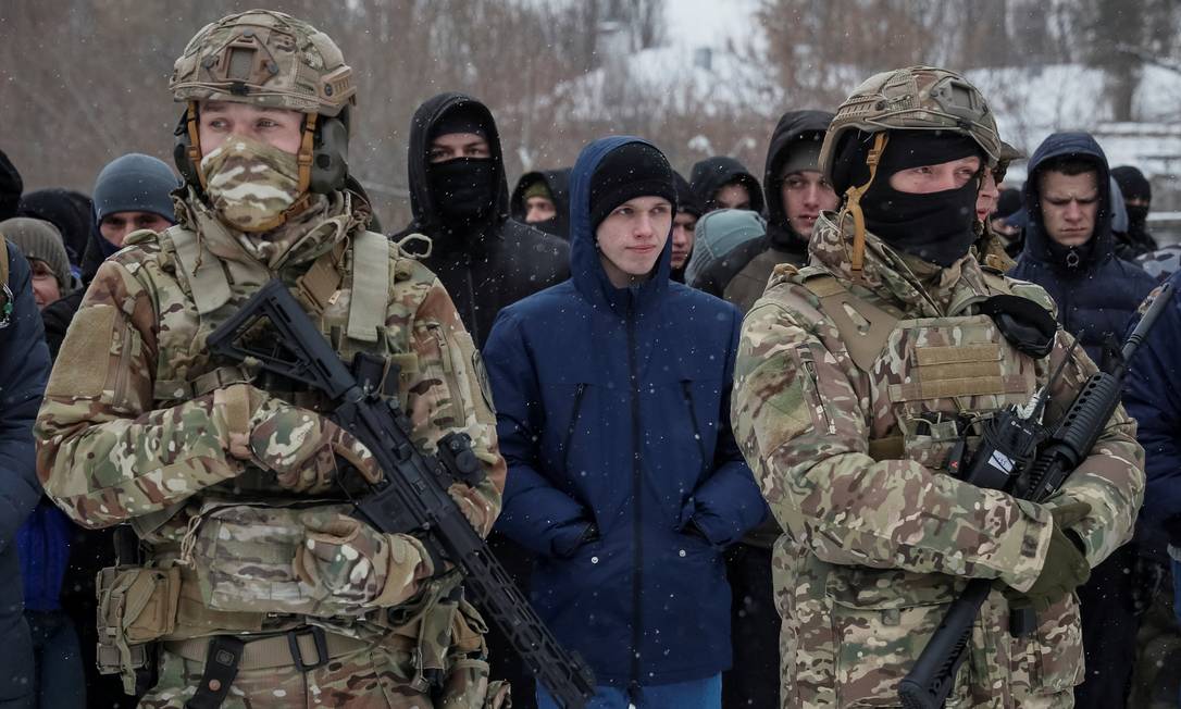 Veteranos do batalhão Azov da Guarda Nacional Ucraniana realizam exercícios militares para civis em meio à ameaça de invasão russa em Kiev, na Ucrânia Foto: GLEB GARANICH / REUTERS