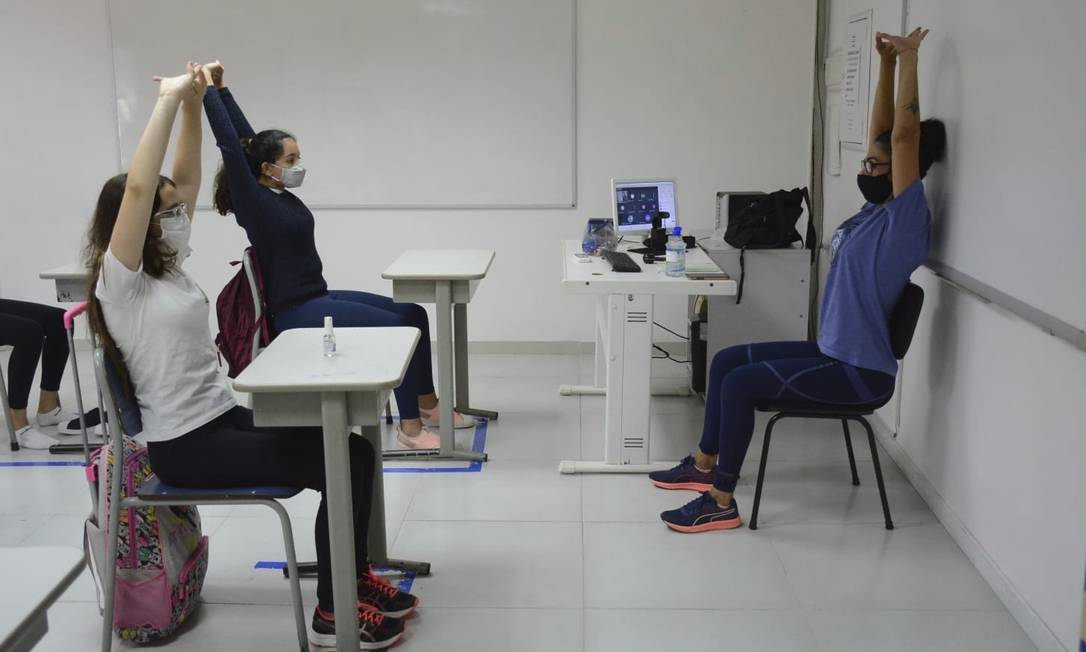 Pelo bem-estar. Professora e alunos do colégio Miraflores fazem alongamento em sala de aula
Foto: Divulgação