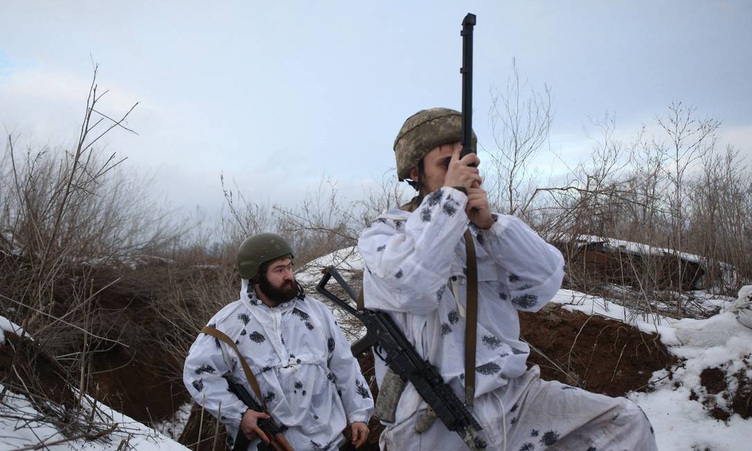 Soldados ucranianos na linha de frente dos combates com separatistas russos no Leste da Ucrânia: momento de tensão Foto: ANATOLII STEPANOV / AFP