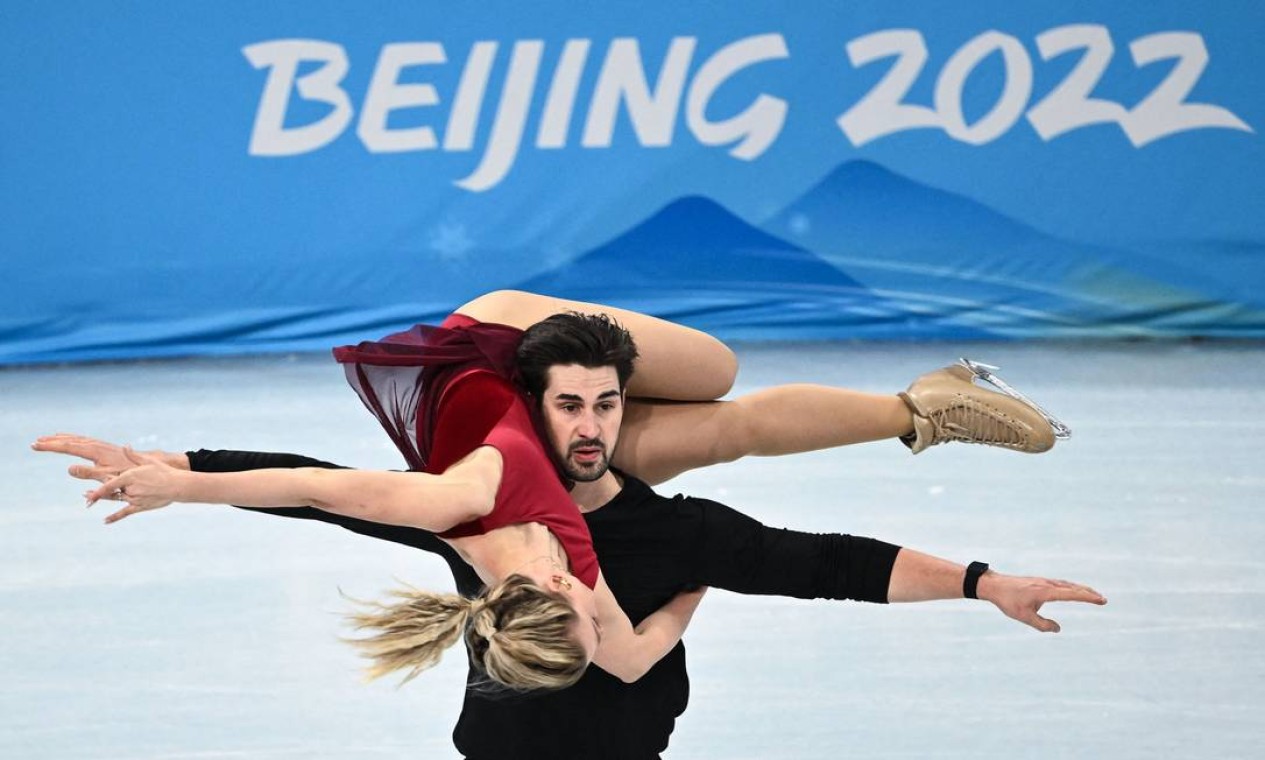 A dupla dos EUA, Zachary Donohue e Madison Hubbell, participa de uma sessão de treinamento no Capital Indoor Stadium, em Pequim Foto: ANNE-CHRISTINE POUJOULAT / AFP