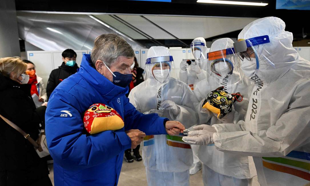 Thomas Bach, presidente do Comit Olmpico Internacional (COI), d presentes a funcionrios enquanto visita um restaurante na vila dos Jogos Olmpicos de Inverno de Pequim 2022 Foto: WANG ZHAO / AFP