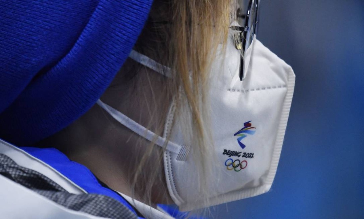 Pessoa é vista usando uma máscara facial com o logotipo Pequim 2022 na pista de patinação de velocidade Foto: TOBY MELVILLE / REUTERS