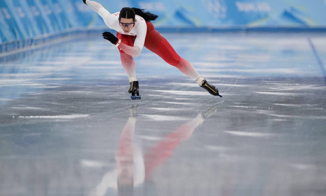 Um atleta polons participa de uma sesso de treinamento no Oval Nacional de Patinao de Velocidade em Pequim, em 1 de fevereiro de 2022, antes dos Jogos Olmpicos de Inverno de Pequim 2022. (Foto de Sbastien Bozon/AFP) Foto: SEBASTIEN BOZON / AFP