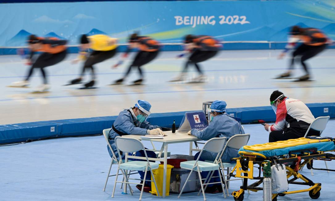 Membros de uma equipe mdica usando equipamentos de proteo individual (EPI) so vistos durante uma sesso de treinamento de patinao de velocidade no Oval Nacional de Patinao de Velocidade em Pequim, em 1 de fevereiro de 2022, antes dos Jogos Olmpicos de Inverno de Pequim 2022. (Foto de Sbastien Bozon/AFP) Foto: SEBASTIEN BOZON / AFP