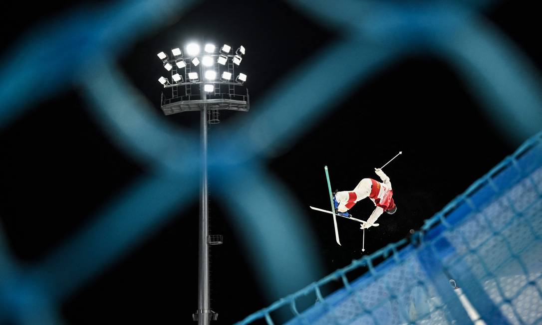 Atleta do Japo participa de uma sesso de treinos de de esqui freestyle, no Genting Snow Park, em Zhangjiako Foto: MARCO BERTORELLO / AFP