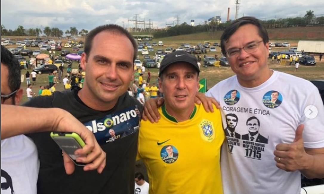 O auditor João José Tafner (ao centro), ao lado de Eduardo Bolsonaro e de Marcus Dantas Foto: Reprodução/Instagram