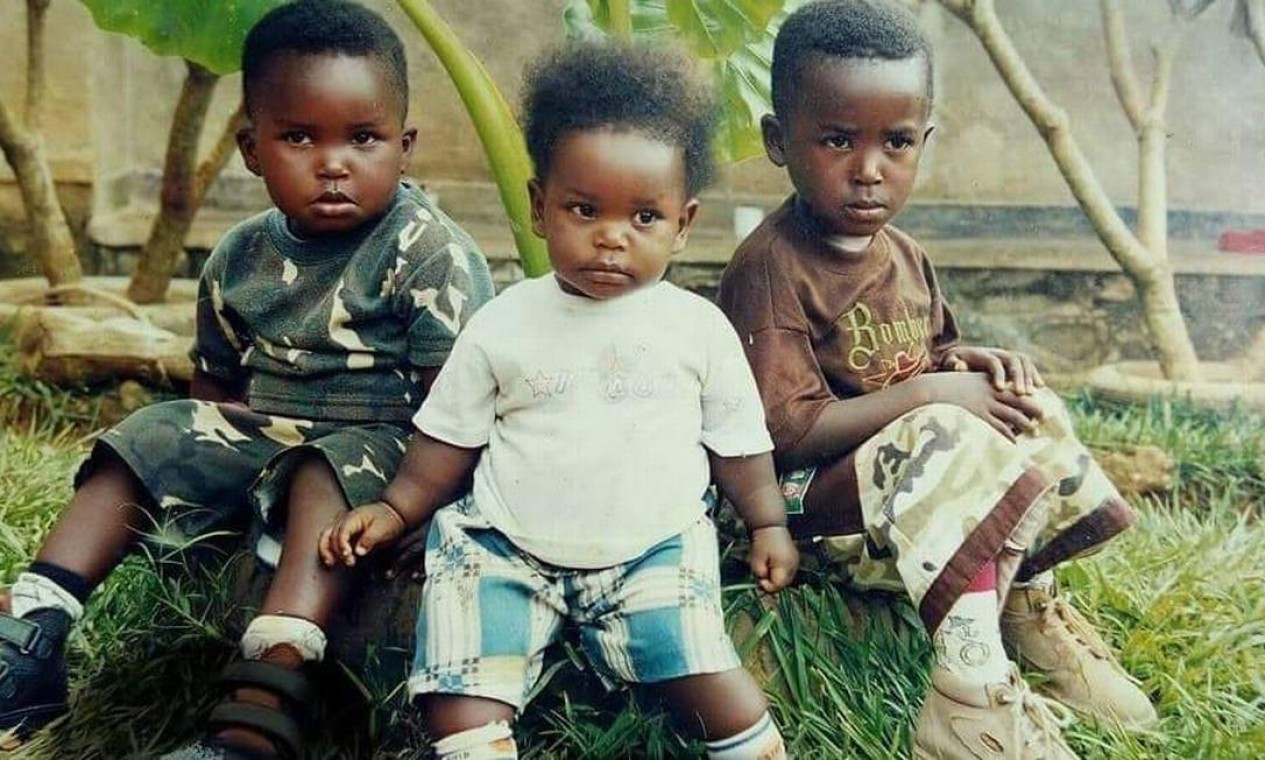 Moïse (à esquerda) durante a infância em foto de álbum de família Foto: Arquivo pessoal