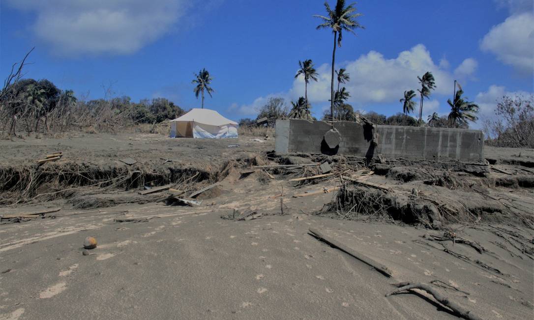 Erupção e tsunami deixaram rastro de destruição no Tonga Foto: TONGA RED CROSS SOCIETY / via REUTERS