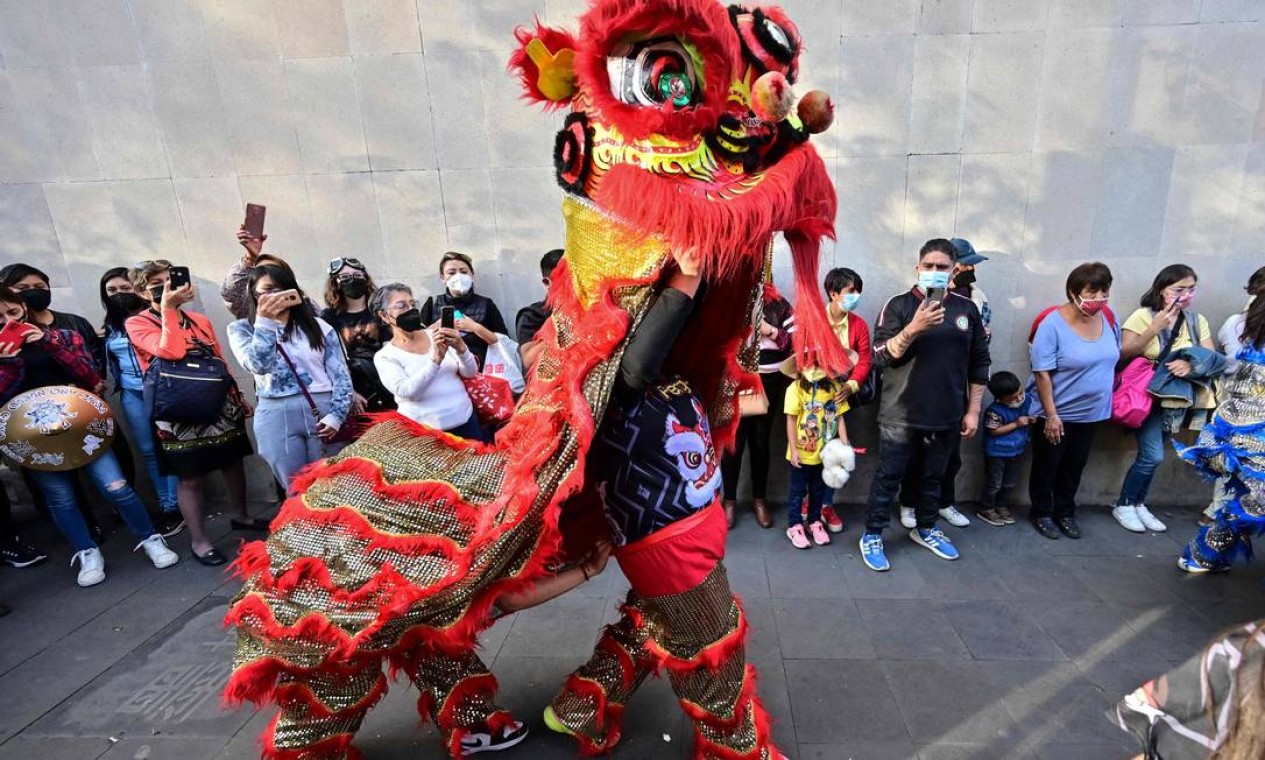 Tradicional dança do leão chinês marca o início do ano novo lunar do Tigre na Chinatown da Cidade do México Foto: PEDRO PARDO / AFP