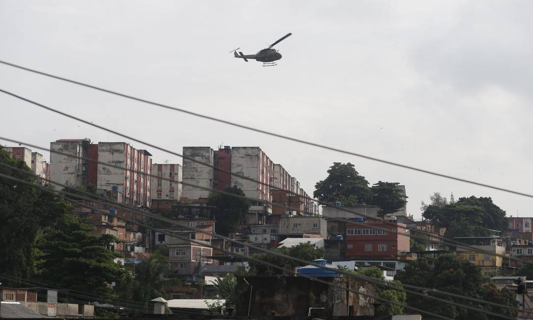 Helicóptero da PM deu suporte a agentes durante a operação na Cidade Alta Foto: Fabiano Rocha / Agência O Globo