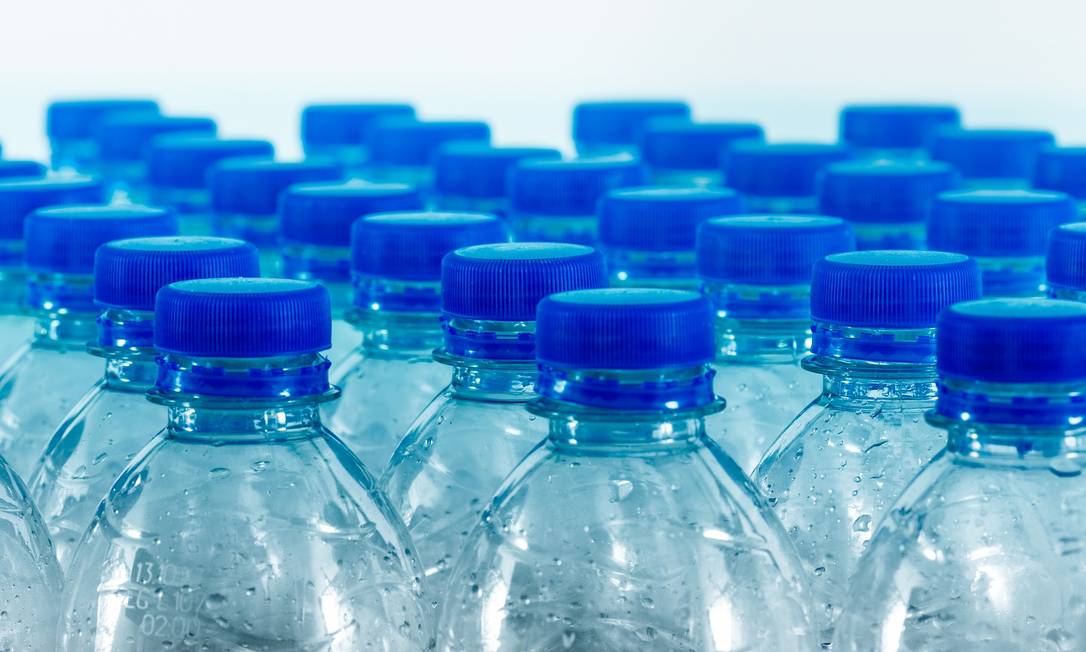 Garrafas de plástico armazenam água e outras bebidas. Foto: Pixabay