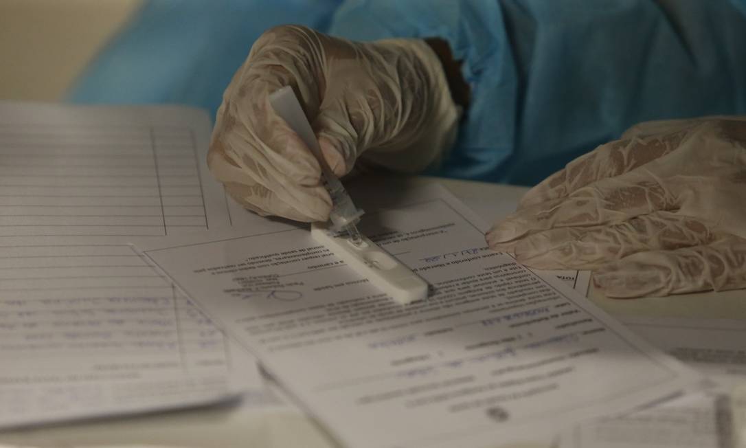 Teste para diagnóstico de Covid-19 tem sido uma das ferramentas no combate à pandemia Foto: Fabiano Rocha / Agência O Globo