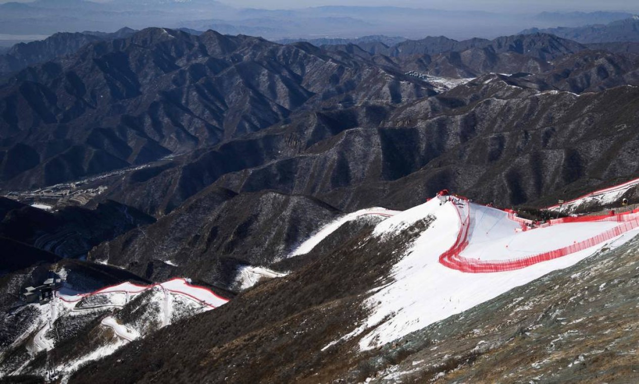 Visão aérea do Centro Nacional de Esqui Alpino, para as provas de downhill, em Yanqing Foto: FABRICE COFFRINI / AFP