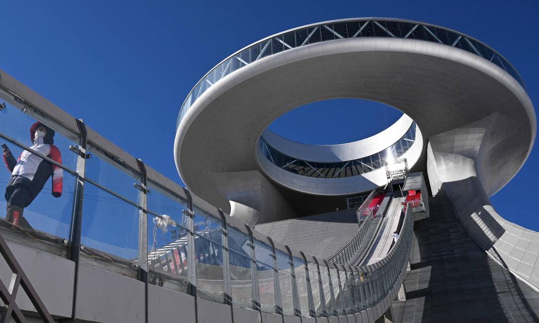Centro Nacional de Salto de Esqui: O projeto arquitetônico do centro se assemelha a um cetro tradicional &#034;ruyi&#034;, um talismã chinês, daí o apelido para a instalação: &#034;Ruyi de Neve&#034;. Foto: CHRISTOF STACHE / AFP