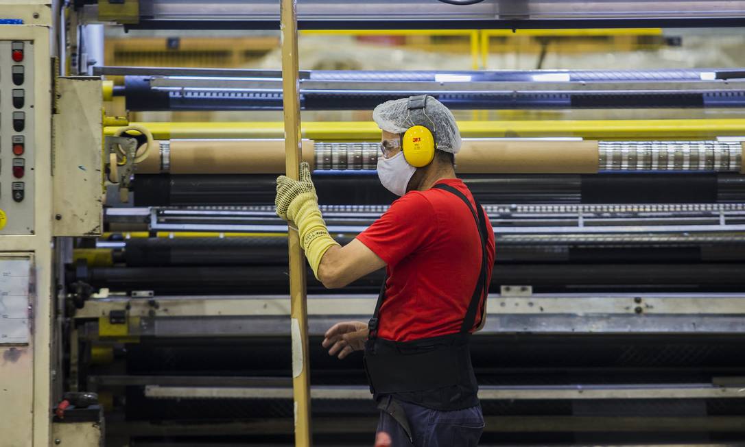 Indústria de plásticos em São Paulo: novo decreto confirma redução de 25% nas alíquotas de IPI Foto: Edilson Dantas / Agência O Globo