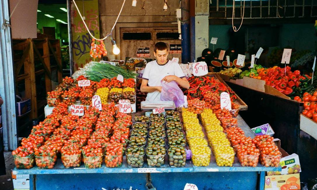 Mercado de produtos em Tel Aviv, onde a Eager Tourist começou a oferecer passeios de culinária vegana Foto: Eager Tourist via The New York Times