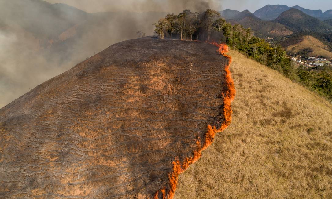 Incêndios florestais atinge área de Mata Atlântica na Região Serrana Teresópolis em julho de 2021 Foto: Brenno Carvalho / Agência O Globo (24/07/2021)