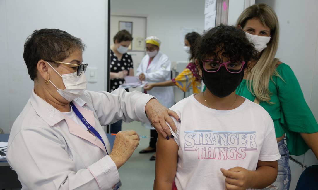 Manoela Sereno é vacinada, ao lado da mãe, Michele, no Posto de Saúde Jardim da Viga Foto: Roberto Moreyra / Agência O Globo