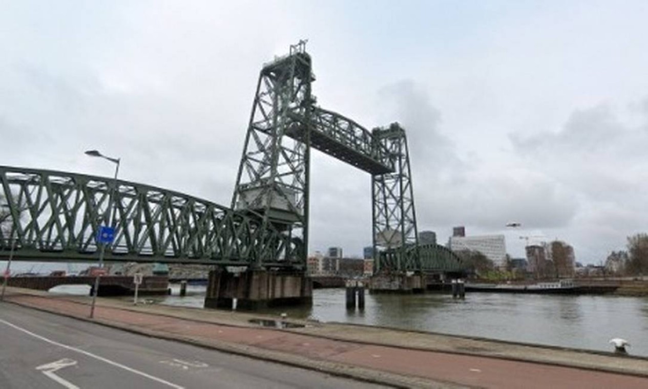 Ponte Koningshaven, em Roterdã, será desmantelada para iate de luxo passar Foto: Reprodução/Google