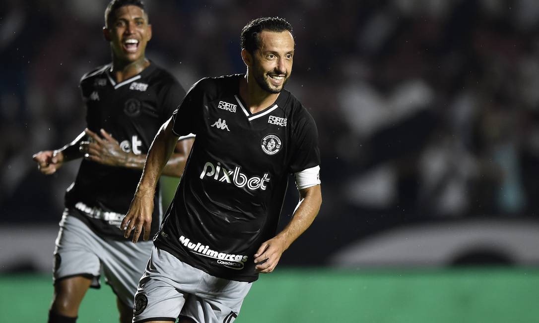 Nenê comemora gol do Vasco observado por Raniel Foto: André Fabiano/Zimel Press / Agência O Globo