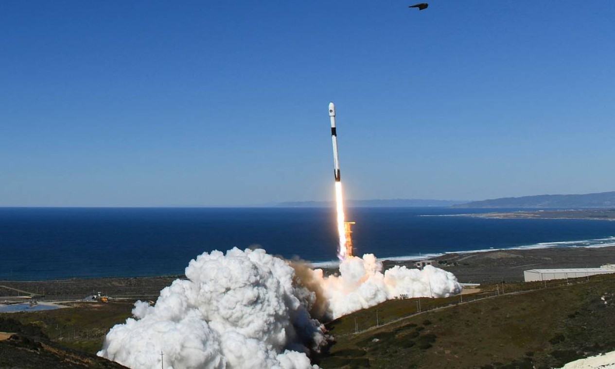 Pássaro sobrevoa o foguete Falcon 9 da SpaceX durante o lançamento do satélite espião NROL-87 , na Base da Força Espacial dos EUA Vandenberg, em Lompoc, Califórnia Foto: PATRICK T. FALLON / AFP