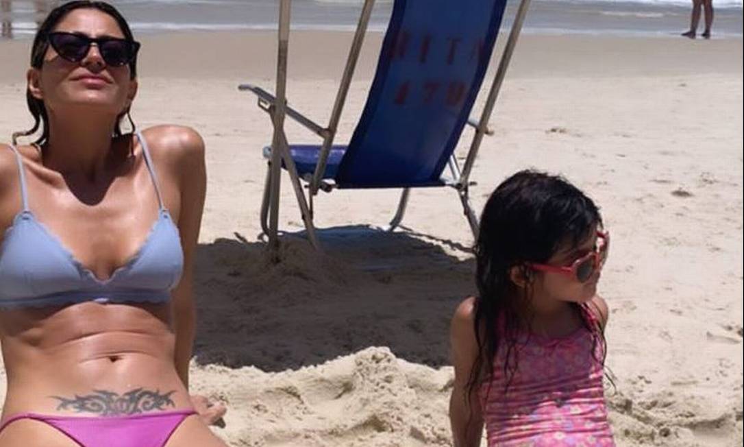 Carol Castro aproveita praia com a filha, Nina Foto: Reprodução
