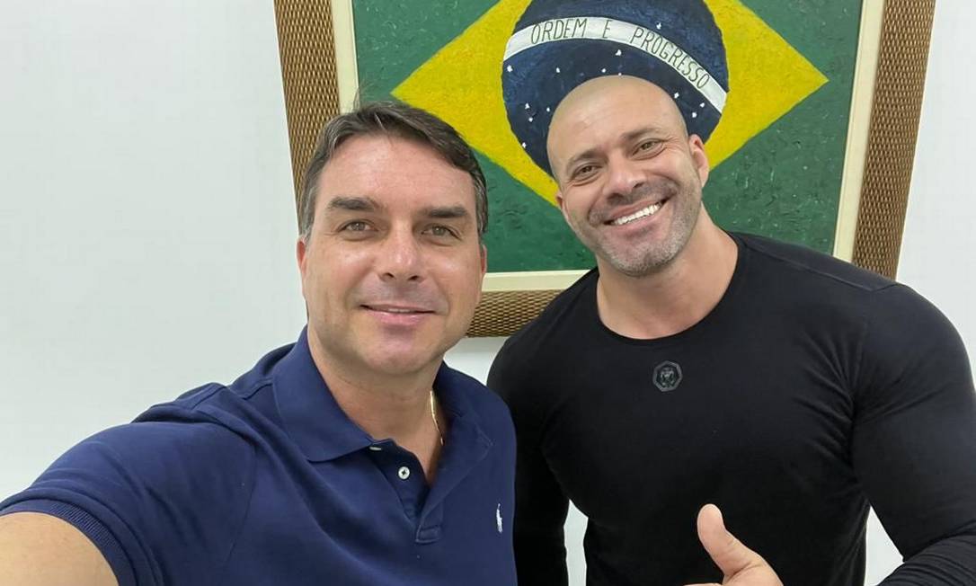 Flávio Bolsonaro em encontro com Daniel Silveira em encontro no Rio nesta quinta-feira Foto: Reprodução