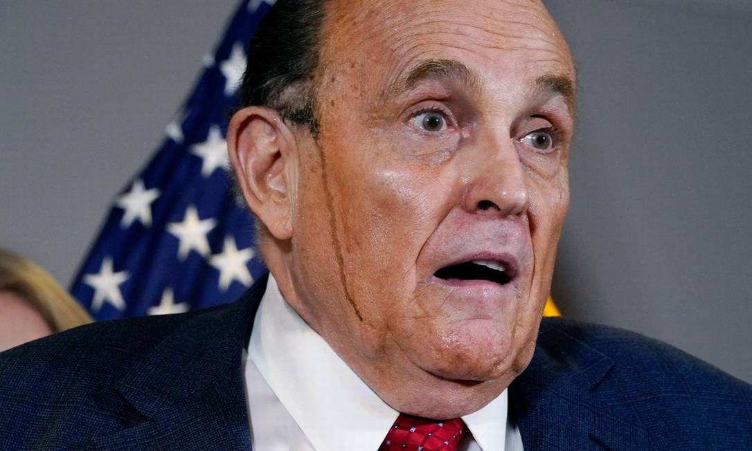 Suor misturado a tinta para cabelo escorre pelo rosto de Rudy Giuliani, advogado de Donald Trump, durante entrevista coletiva em que insistia em acusar, sem provas, as eleições americanas de fraudadas Foto: Jacquelyn Martin/AP