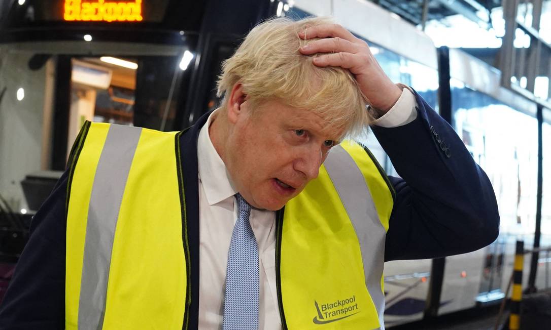Boris Johnson, primeiro-ministro do Reino Unido, fala com repórteres durante uma visita a Blackpool, no Noroeste da Inglaterra Foto: PETER BYRNE / AFP