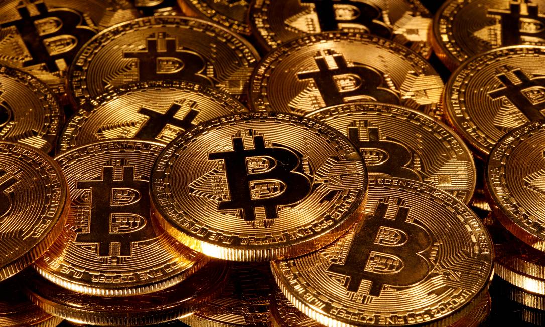 Representação da criptomoeda Bitcoin Foto: Dado Ruvic / REUTERS