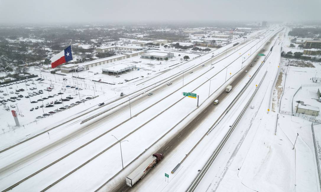 Tempestade de neve cobriu toda a cidade de Irving, no Texas Foto: JOHN MOORE / AFP