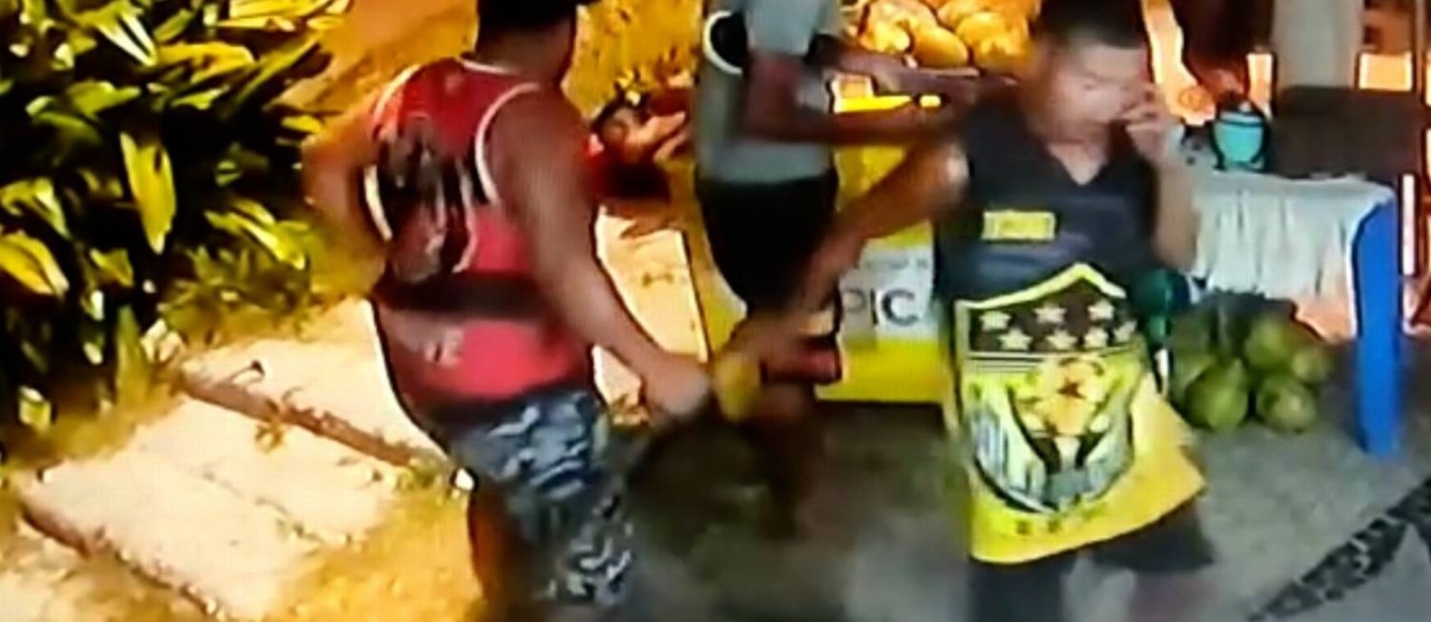 Fábio Pirineus da Silva, o Belo, flagrado no vídeo batendo em Moïse Mugenyi Kabagambe com um porrete, no momento em que enviou uma mensagem de áudio perguntando sobre as câmeras Foto: Reprodução