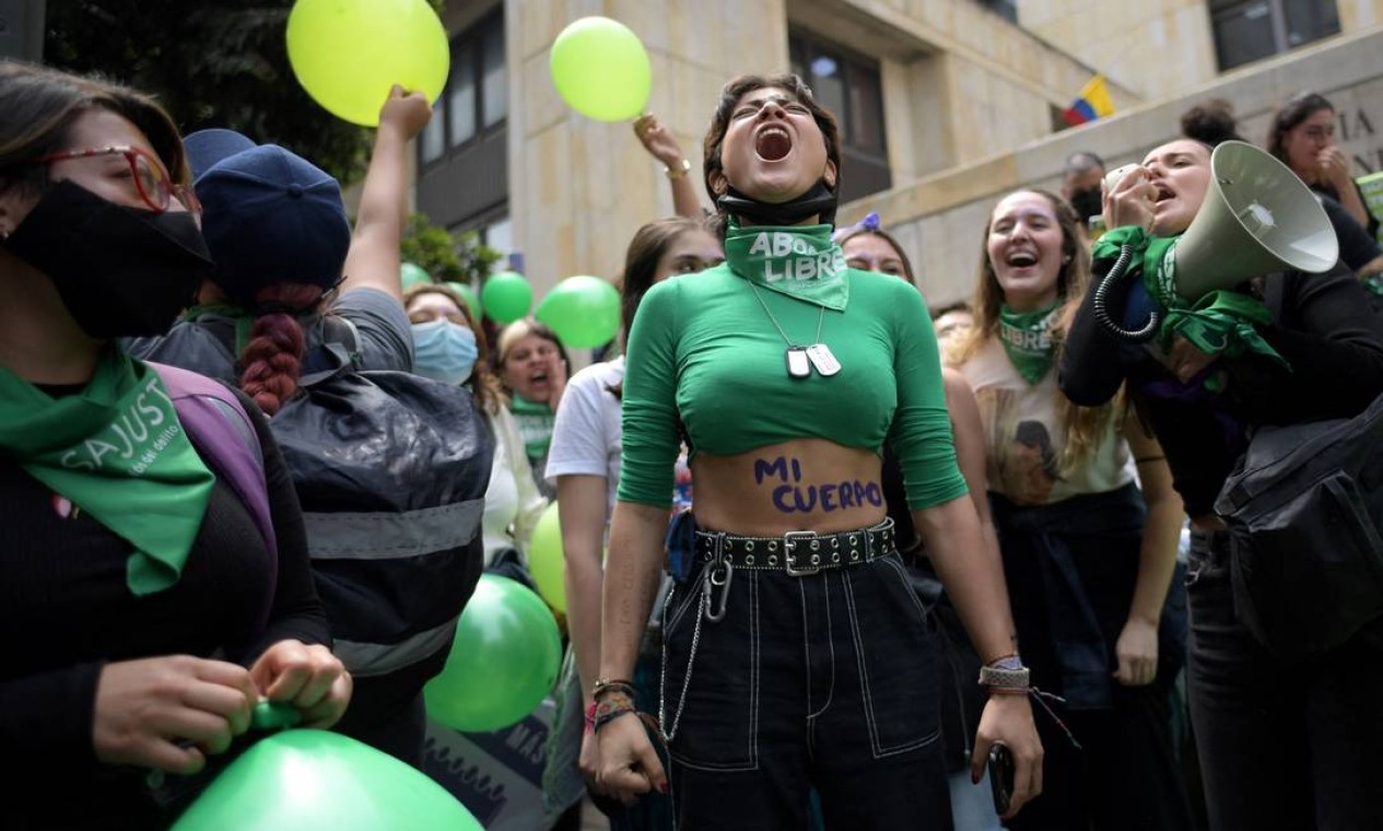 Mulheres colombianas protestam pela descriminalização do aborto enquanto aguardam a decisão do Tribunal Constitucional de Bogotá Foto: RAUL ARBOLEDA / AFP