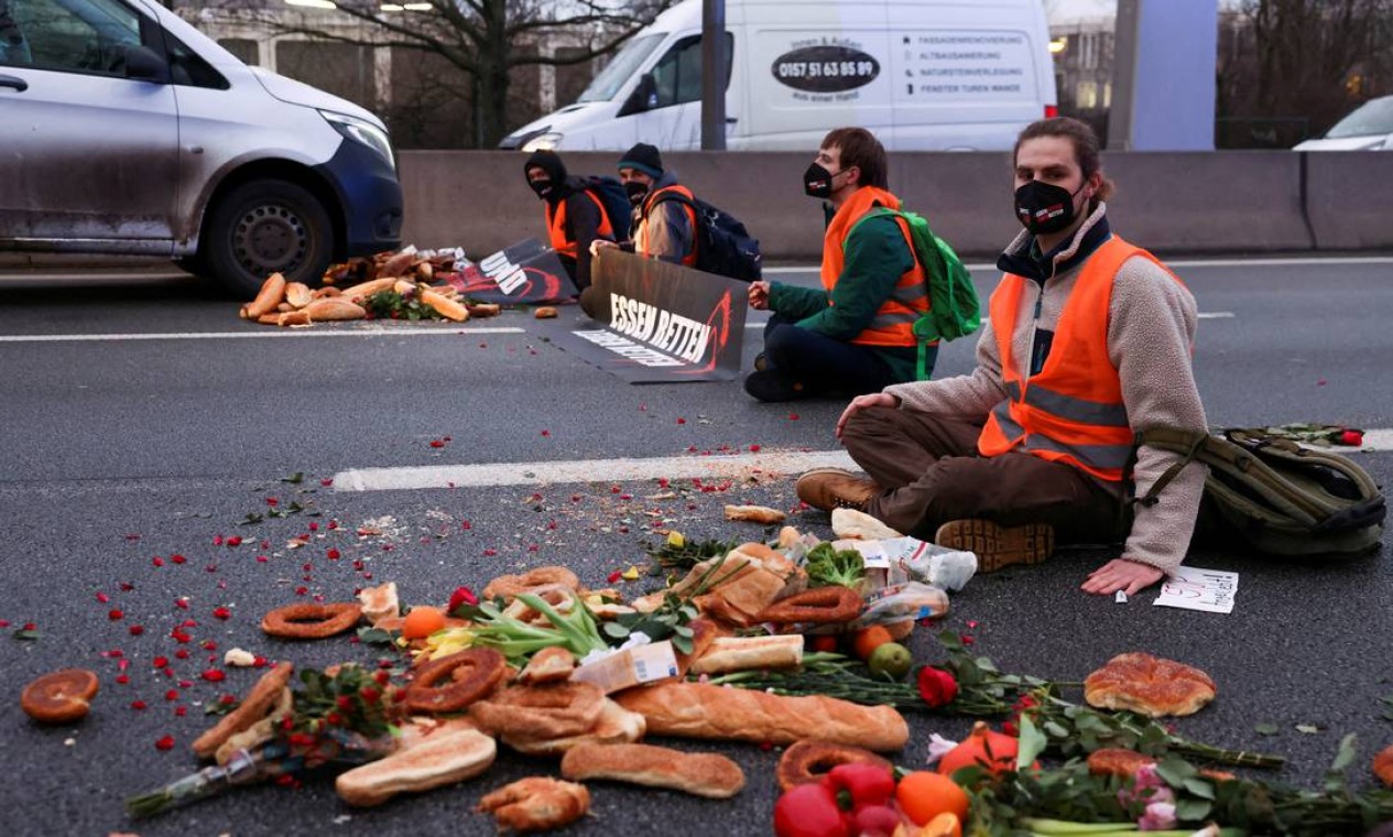 Ativistas da "Geração Letzte" (Última Geração) bloqueiam uma rodovia para protestar contra o desperdício de alimentos e por reduzir as emissões de gases de efeito estufa do agronegócio, em Berlim, Alemanha Foto: CHRISTIAN MANG / REUTERS