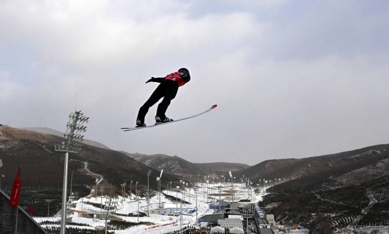 O japonês Ryoyu Kobayashi participa do treinamento oficial de salto de esqui masculino durante os Jogos Olímpicos de Inverno de Pequim 2022 Foto: CHRISTOF STACHE / AFP