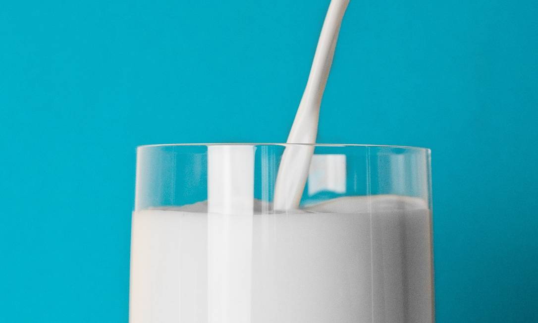 Copo de leite cheio. Foto: Pixabay