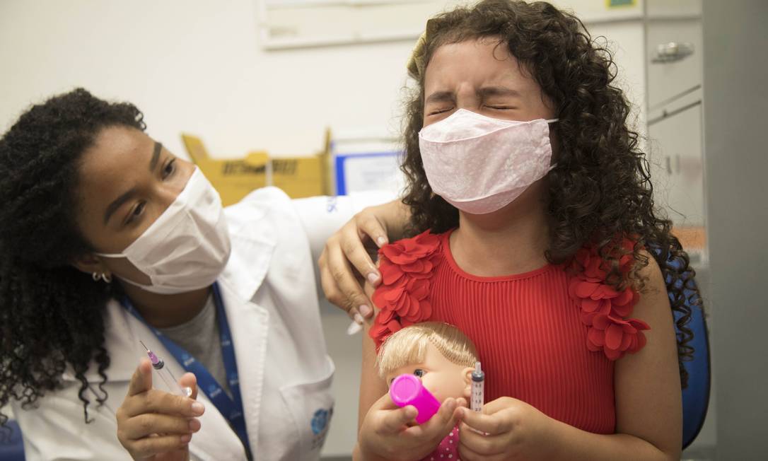 Ana Mercedes, 6 anos, filha de Mercedes Amaral, com a técnica de enfermagem Rayssa de Sousa Foto: ANA BRANCO / Agência O Globo