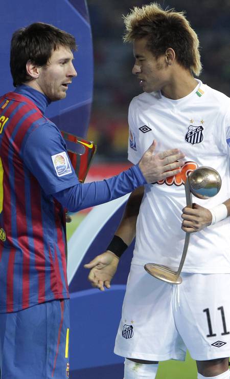 Neymar e Messi se encontram depois da vitória do Barcelona por 4 a 0 sobre o Santos no Mundial de Clubes de 2011 Foto: Shizuo Kambayashi
