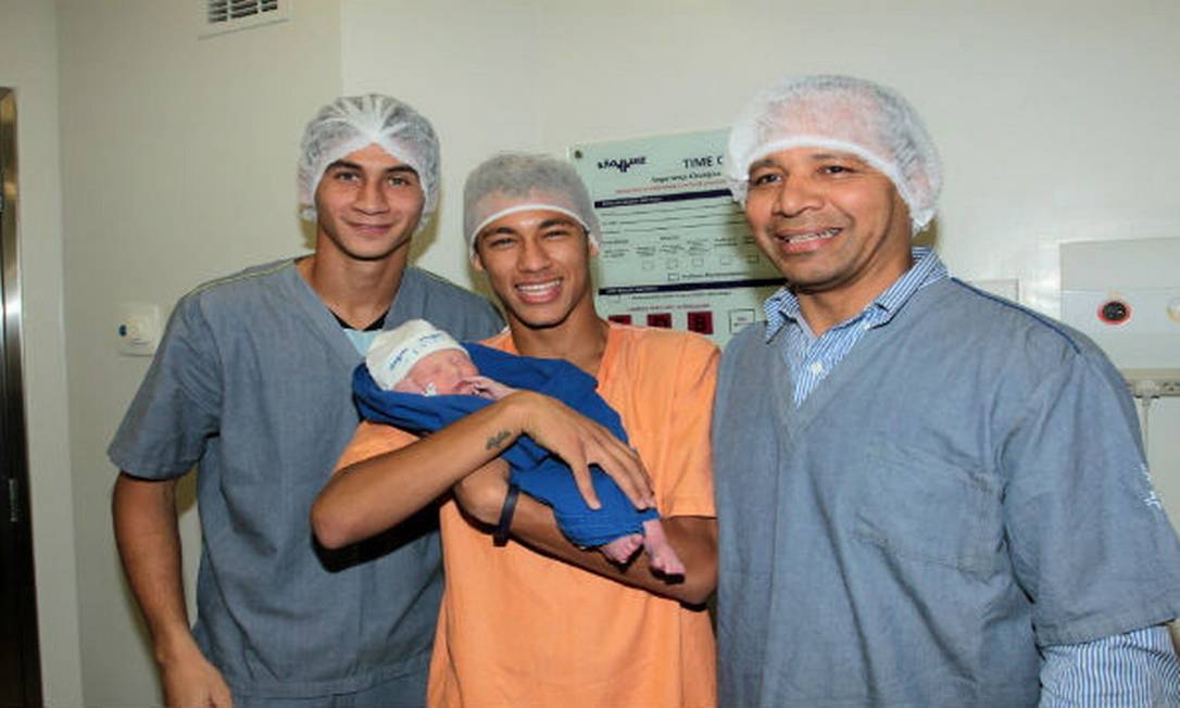 Neymar Jr. com o filho Davi Lucca, o compadre Paulo Henrique Ganso e o pai, Neymar. O menino nasceu na Maternidade do Hospital São Luiz, em São Paulo Foto: Nicola Labate