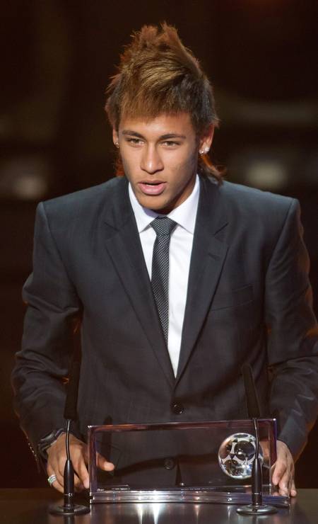 Neymar recebe o prêmio Puskas pelo gol marcado contra o Flamengo Foto: Alessandro Della Bella