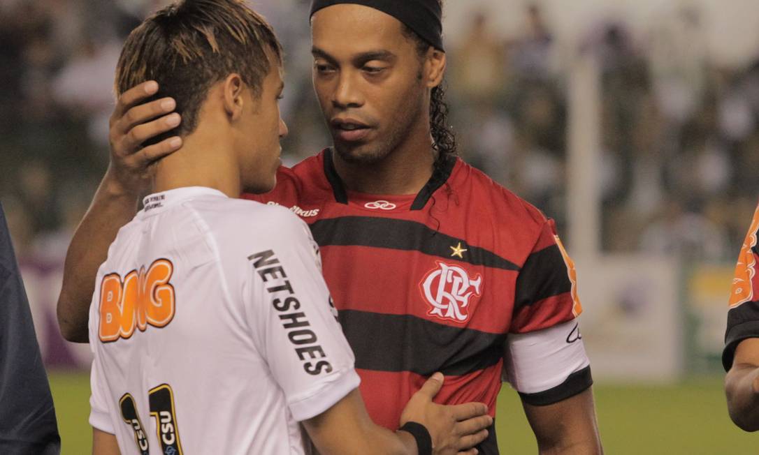 Neymar e Ronaldinho se cumprimentam antes do histórico 5x4 entre Santos e Flamengo; na partida, o aniversariante marcou um de seus gols mais bonitos, que rendeu o prêmio Puskas Foto: Eliaria Andrade